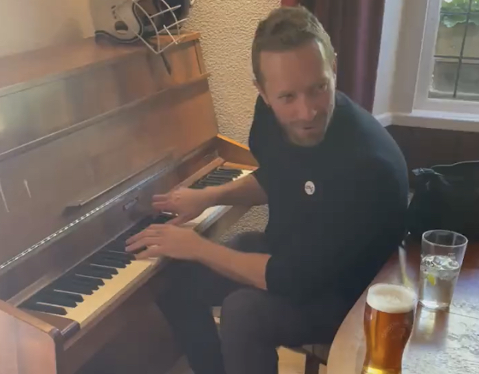 Chris Martin toca Coldplay em piano de bar