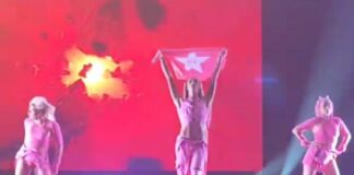 Pabllo Vittar com bandeira do PT no Primavera Sound