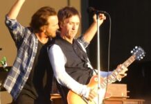 Eddie Vedder e Johnny Marr em show do Pearl Jam