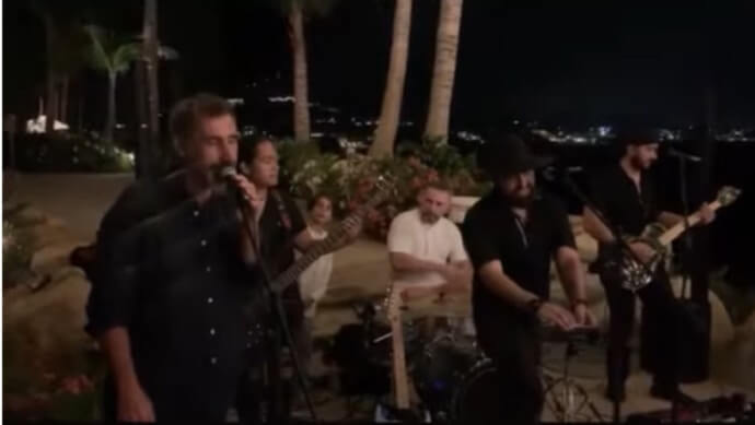 Serj Tankian canta com banda cover de System of a Down