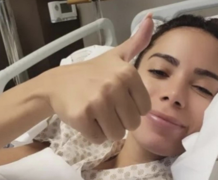 Anitta celebra alta de hospital após cirurgia