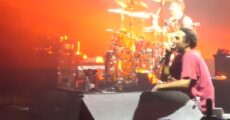 Zack de la Rocha machuca a perna e continua show do Rage Against the Machine sentado