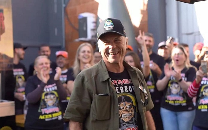 Bruce Dickinson visita cervejaria em Curitiba antes de show do Iron Maiden