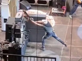 Guitarrista do Pearl Jam quebra guitarra no palco