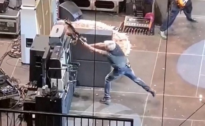Guitarrista do Pearl Jam quebra guitarra no palco