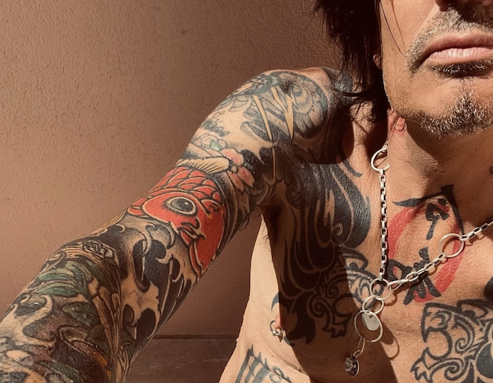 Tommy Lee posta nude nas redes sociais