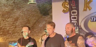 Tony Hawk canta com banda cover da trilha sonora de seus jogos