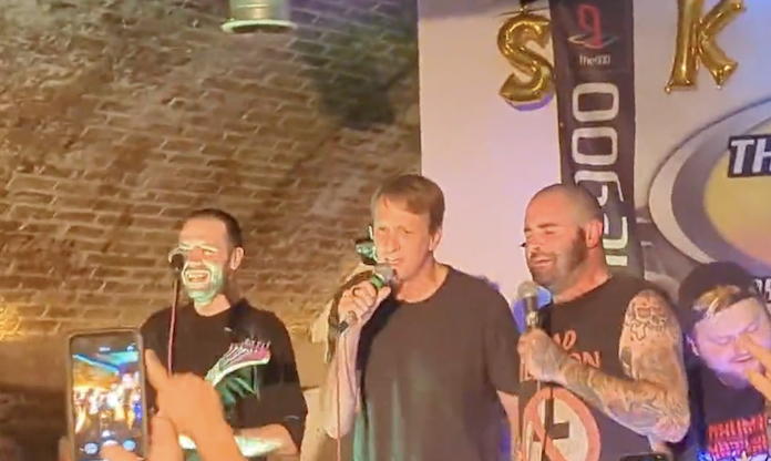 Tony Hawk canta com banda cover da trilha sonora de seus jogos