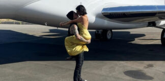 Travis Barker e Kourtney Kardashian em avião