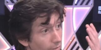 Alex Turner falando com a BBC sobre novo disco do Arctic Monkeys