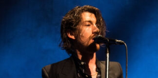 Alex Turner com o Arctic Monkeys