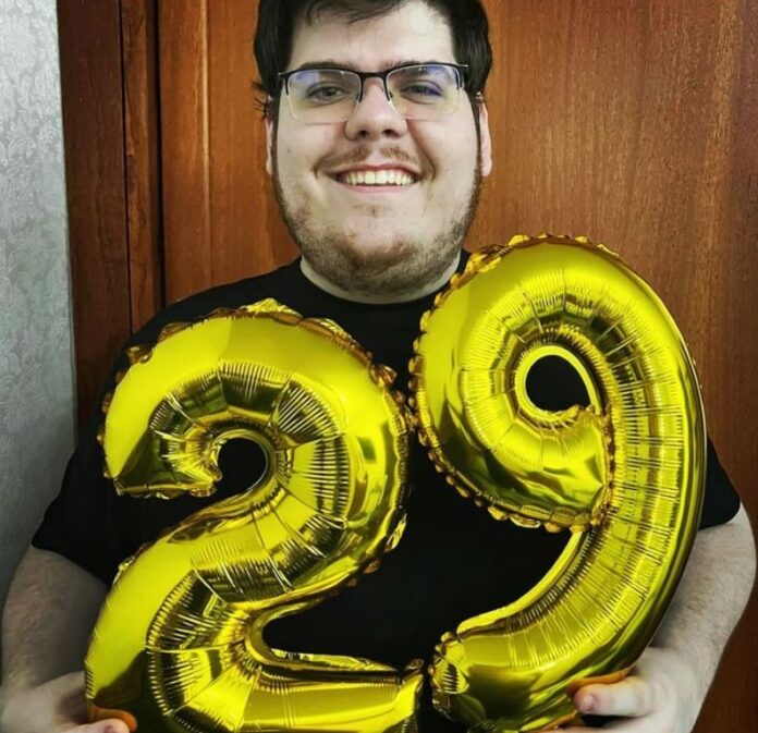 Casimiro celebrando 29 anos em foto usada para fake news de Bolsonaro