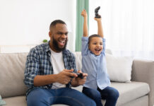 Pai jogando videogames com filho