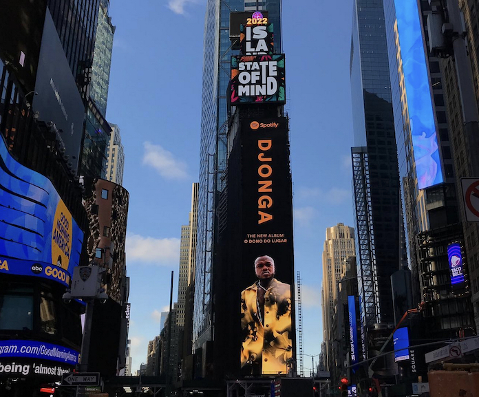 Djonga aparece em telão na Times Square para divulgar O Dono do Lugar