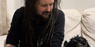 Freak on a Leash: vocalista do KoRn lança marca de acessórios para pets