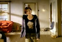 Natalie Imbruglia relembra inseguranças no clipe do hit "Torn"