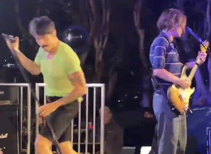 Red Hot Chili Peppers tocando Nirvana em show beneficente