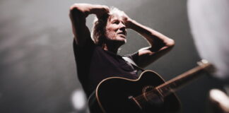 Roger Waters (Pink Floyd) tocando violão