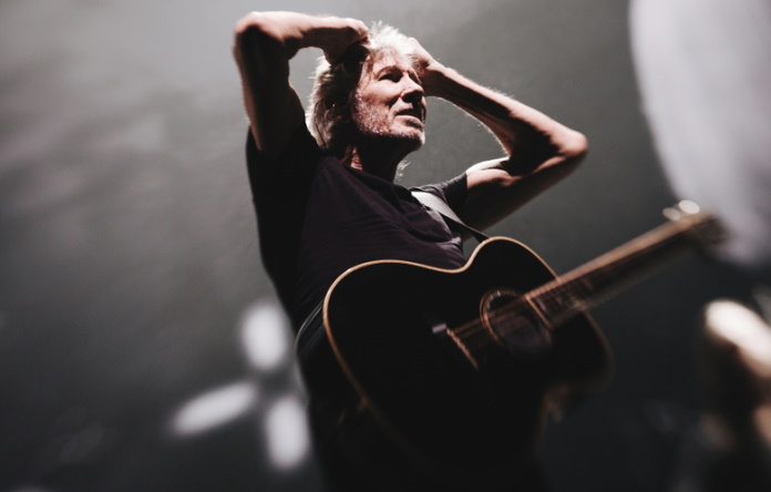 Roger Waters (Pink Floyd) tocando violão