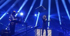 Taylor Swift faz participação surpresa em show de Bon Iver e canta faixa de "folklore"; assista ao vídeo