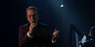 Bono canta With Or Without You, do U2