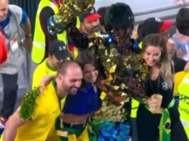 Eduardo Bolsonaro aparece na live de Casimiro durante a Copa do Mundo