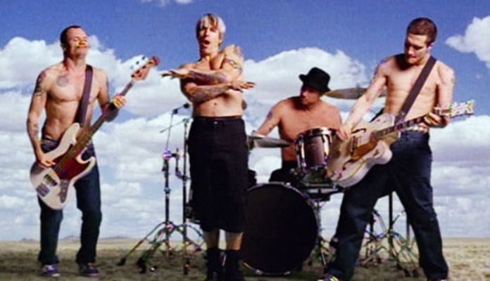 Premonição? Clássico do Red Hot Chili Peppers viraliza após 25 anos por “prever o futuro” - Tenho Mais Discos Que Amigos!