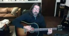 Dave Grohl toca Marigold, do Foo Fighters e Nirvana