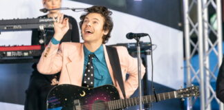 Harry Styles tocando violão em 2020
