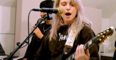 Hayley Williams, do Paramore, tocando guitarra