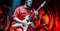 Mick Thomson tocando guitarra com o Slipknot