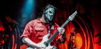 Mick Thomson tocando guitarra com o Slipknot