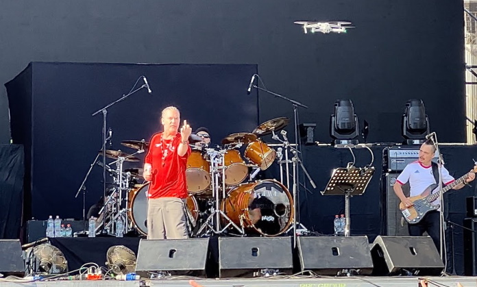 Mike Patton luta com drone no Chile