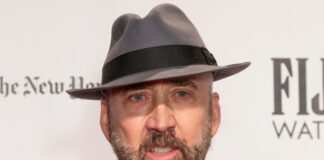 Ator Nicolas Cage posta para foto em premiação em 2021