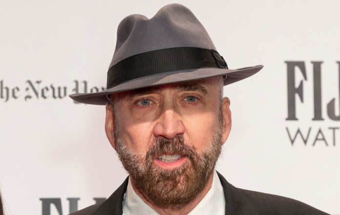 Ator Nicolas Cage posta para foto em premiação em 2021