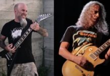 Scott Ian e Kirk Hammett tocando guitarra
