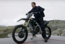 Tom Cruise em uma moto saltando de penhasco