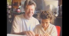 Filha de David Bowie posta vídeo tocando teclado com o pai