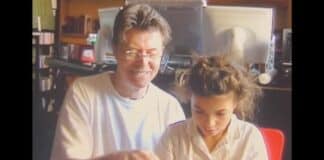 Filha de David Bowie posta vídeo tocando teclado com o pai