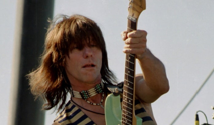 Jeff Beck tocando guitarra