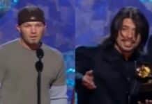 Fred Durst entrega Grammy ao Foo Fighters em 2003