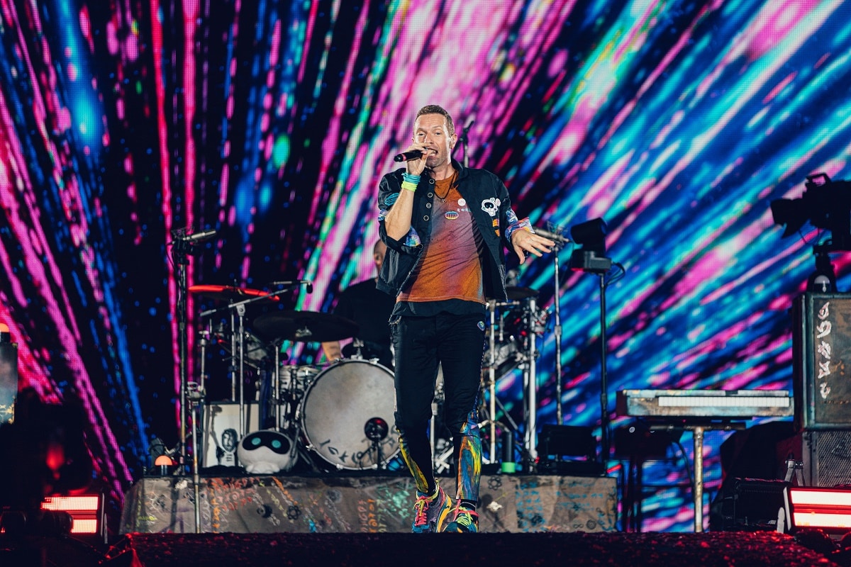 Coldplay promove noite inesquecível para fãs no RJ com espetáculo de cores e luzes