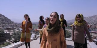Garotas afegãs gravam com Matt Sorum e membros dos Eagles