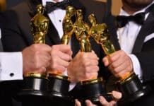 Vencedores com estatuetas do Oscar nas mãos