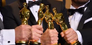 Vencedores com estatuetas do Oscar nas mãos