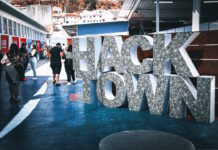 Letreiro do Hack Town, evento de Música e Tecnologia