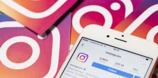 Tela de celular com Instagram e logotipo