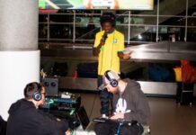 Vestindo camisa do Brasil, Lil Nas X fica preso em aeroporto e aproveita para gravar