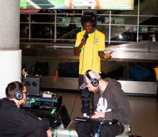 Vestindo camisa do Brasil, Lil Nas X fica preso em aeroporto e aproveita para gravar