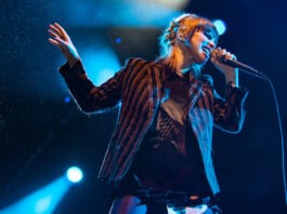 Hayley Williams cantando com o Paramore em São Paulo (11/03)